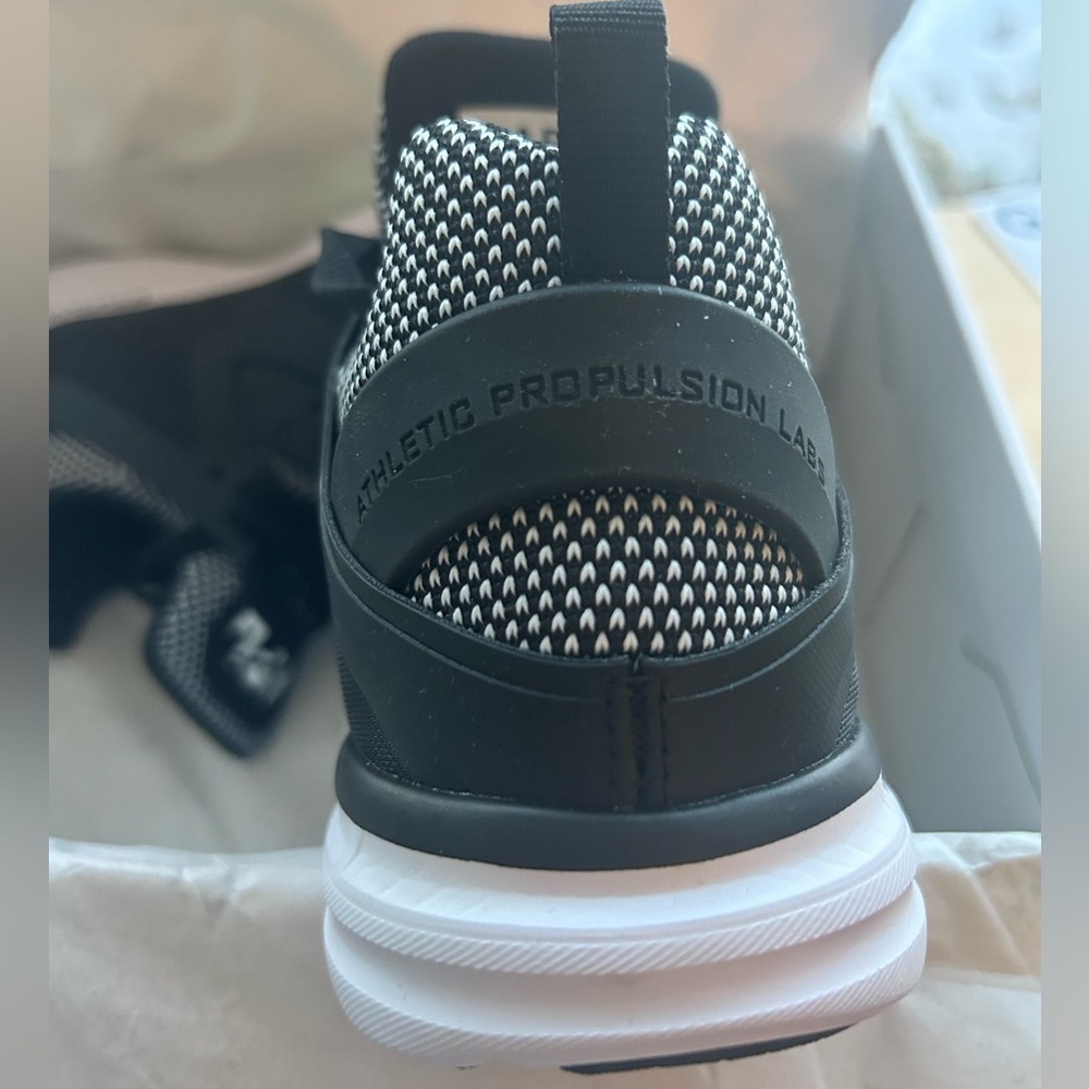 NWT Athletic Propulsion Labs APL Women's Ascend Sneakers- Blsck/ White Size 5 - Picture 4 of 10